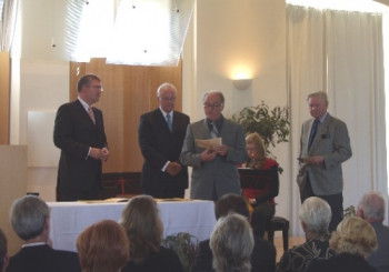 Paul Biermann bedankt sich im Namen des Heimatkreises für die schöne Auszeichnung mit dem Sümmermannpreis