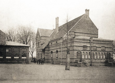 Sie wurde 1896 erbaut und bereits 1964 erfolgte der Abbruch.
Oberhalb der Klassenzimmer waren die Lehrer – Wohnungen (Fischer, Lenen usw.) .