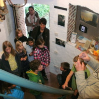 Paul Biermann bringt den Kindern die Geschichte Isselburgs näher.