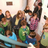 Schüler hören interessiert zu