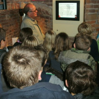 Schüler verfolgen gespannt die Erzählungen aus dem Monitor über "eine ganz kleine Stadtgeschichte".