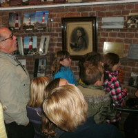 Paul Biermann erklärt alte Fotos zur Geschichte Isselburgs.