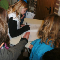 Eine Schülerin beim Eintrag in das "Goldene Buch" im Stadtturm.