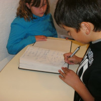Eintrag ins Gästebuch.
Wie man sieht, haben sich bereits viele Schüler eingetragen.