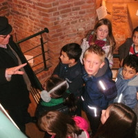 Paul Biermann erklärt den Kindern, wie es früher im Turm zuging.