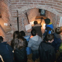 Ein Schüler liest die Informationstafeln über die alten Waffen vor.