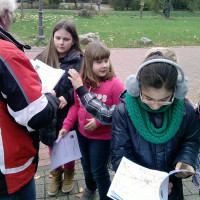 Klemens Hakvoort, Geschäftsführer des Heimatkreises, verteilt einen Bildband „Isselburg gestern und heute“ an die Schüler.