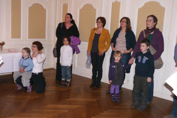 Kleine und große Gäste zur Präsentation