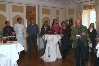 Viele Gäste bei der Präsentation.
Bürgermeister Rudi Geukes ist sehr stolz auf die aktive Gemeinde und bedankt sich ebenfalls mit großem Lob bei den Initiatoren für die Idee und die Umsetzung.