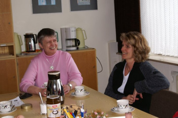 Frau Zilligen und Frau Kreyenbrink freuen sich sichtlich über die Zuwendung des Heimatkreises zu Gunsten der Kinder der Isselschule.