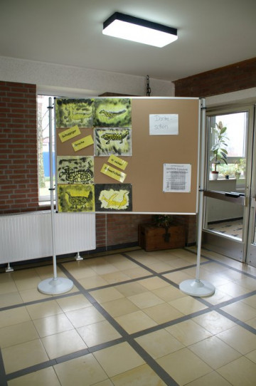 Schautafel für die Kinder der Isselschule, eine Art große Pinnwand.