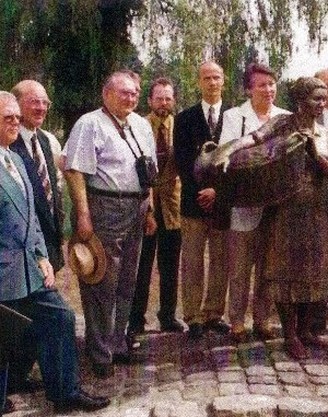 Enthüllung und Übergabe der Bronzeplastik "Die Waschfrau" an dei Bürgerinnen und Bürger der Stadt Isselburg. Die Künstlerin Frau Rutert verabschiedet sich von ihrem Werk.