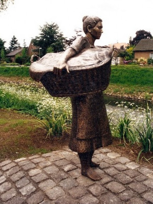Die Waschfrau" - Ein Geschenk des Heimatkreises an die Bürgerinnen und Bürger der Stadt Isselburg.