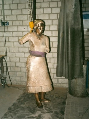 Der Bronzeguß der Waschfrau in der Gießerei Butzon + Bercker in Kevelaer