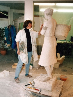 Künstlerin Erika Rutert aus Xanten bei der
Modellierung der "Waschfrau" in ihrem Atelier.