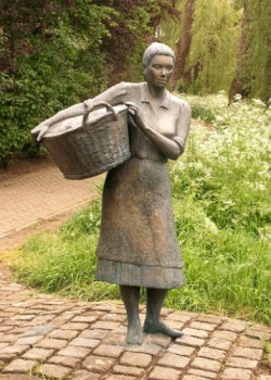 Am 14.5.1994 erfolgte die Enthüllung und Übergabe der Bronzeplastik "Die Waschfrau" an die Bürgerinnen und Bürger der Stadt Isselburg.